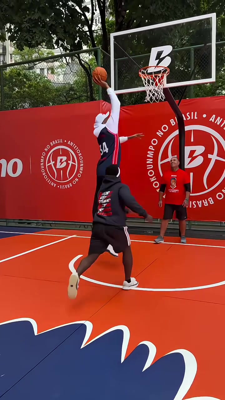 Kaiyun-字母哥意外战胜独行侠，重返赛场引爆全场！观众掌声雷动的简单介绍